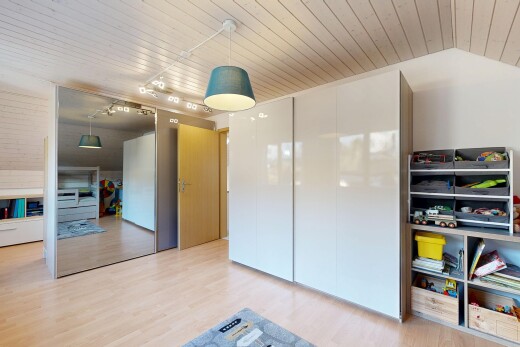 chambre avec plafond en bois, wood ceiling, inside property, sol en finition bois, et wood finish floor