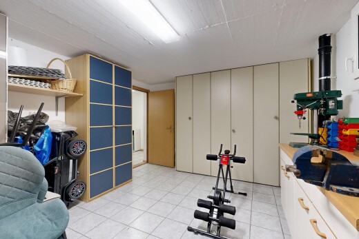 gym avec inside property, sol en carrelage, et tile floor
