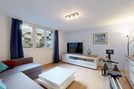 salon avec lumière naturelle, natural light, inside property, télévision, et cloison sèche