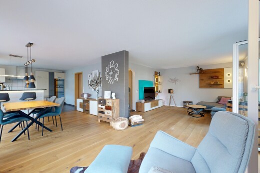 salon / salle à manger avec inside property, sol en finition bois, wood finish floor, cloison sèche, et drywall