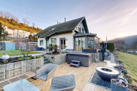 façade avec terrasse, bain à remous, from property, pelouse, et bardage en stuc