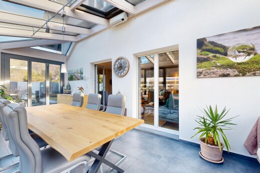 salle à manger avec inside property, cloison sèche, drywall, lumière naturelle, et natural light