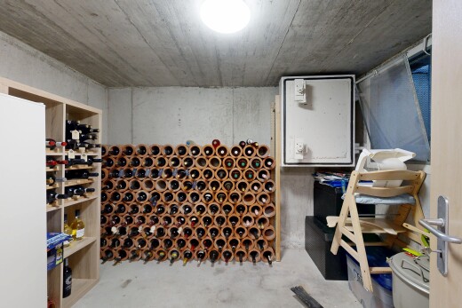 cave avec plafond en béton, concrete ceiling, mur en béton, concrete wall, et sol en béton