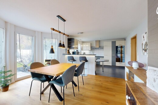 salle à manger avec sol en finition bois, wood finish floor, lumière naturelle, natural light, et backsplash