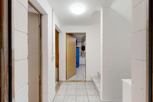couloir avec inside property, sol en carrelage, et tile floor