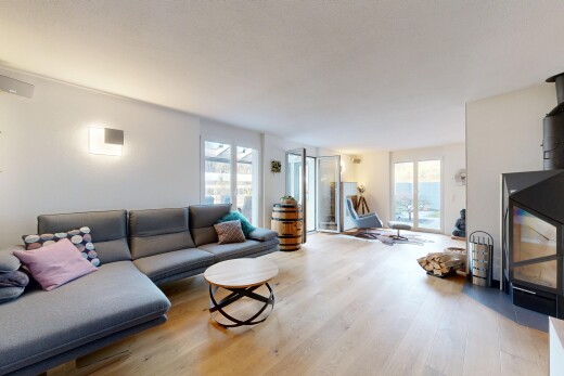 salon avec inside property, cloison sèche, drywall, lumière naturelle, et natural light