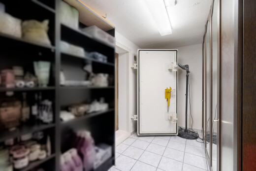 salle de bains avec sol en carrelage, tile floor, et inside property