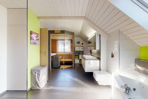 salle de bains avec miroir, lavabo (ou coiffeuse selon le contexte), bain, salle de bain complète, et inside property