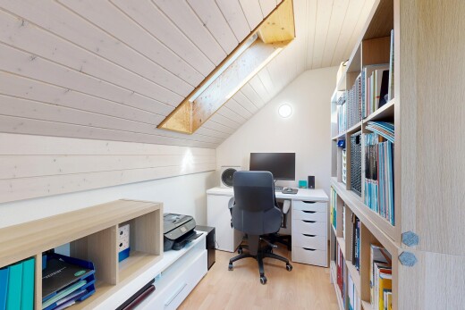 bureau avec plafond en bois, wood ceiling, puits de lumière, plafond voûté, et vaulted ceiling