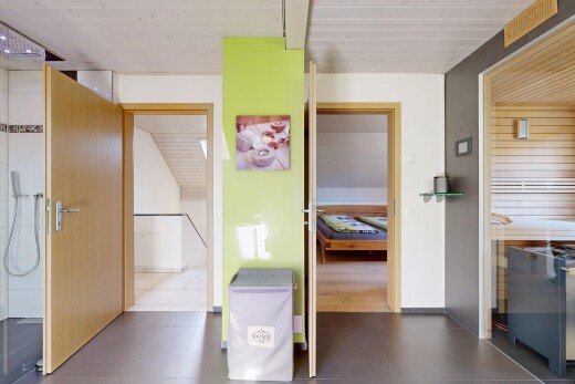 couloir avec plafond en bois, wood ceiling, inside property, cloison sèche, et drywall