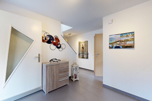 couloir avec cloison sèche, drywall, inside property, plinthes murales, et baseboards wall