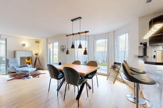 salon / salle à manger avec sol en finition bois, wood finish floor, inside property, lumière naturelle, et natural light