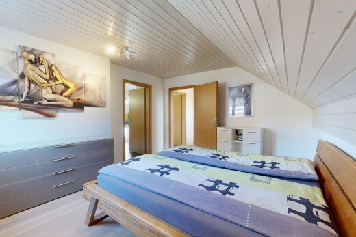 chambre avec plafond en bois, wood ceiling, inside property, plafond voûté, et vaulted ceiling