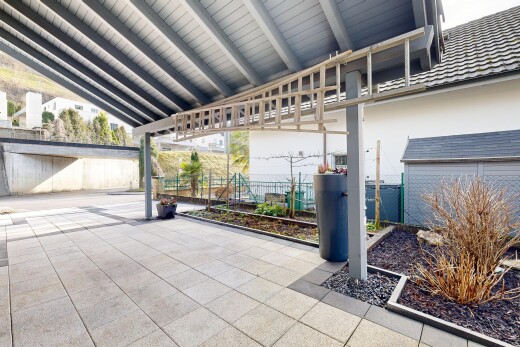 terrasse avec terrasse, property visible, et clôture