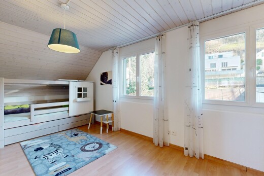 chambre avec plafond en bois, wood ceiling, lumière naturelle, natural light, et sol en finition bois