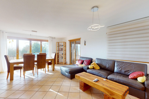 salon / salle à manger avec lustre, carrelage, et lumière naturelle