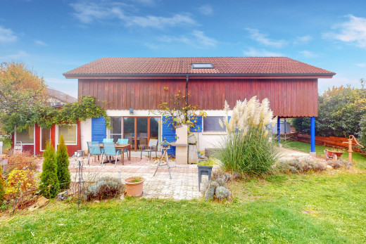 außenansicht mit rasen und terrasse