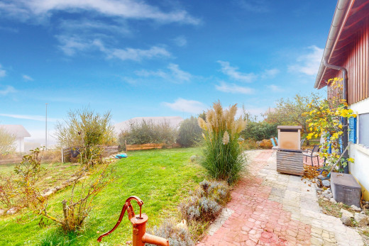 garten mit terrasse und rasen