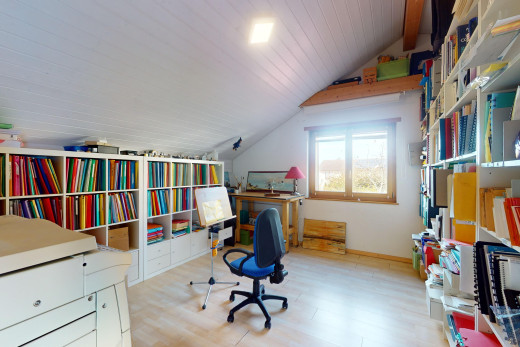 bureau avec plafond bas, lumière naturelle, plancher de bois, et plafond voûté