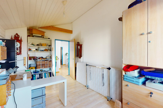 espace intérieur avec plancher de bois, plan de travail, plafond voûté, meubles marron clair, et plafond de bois