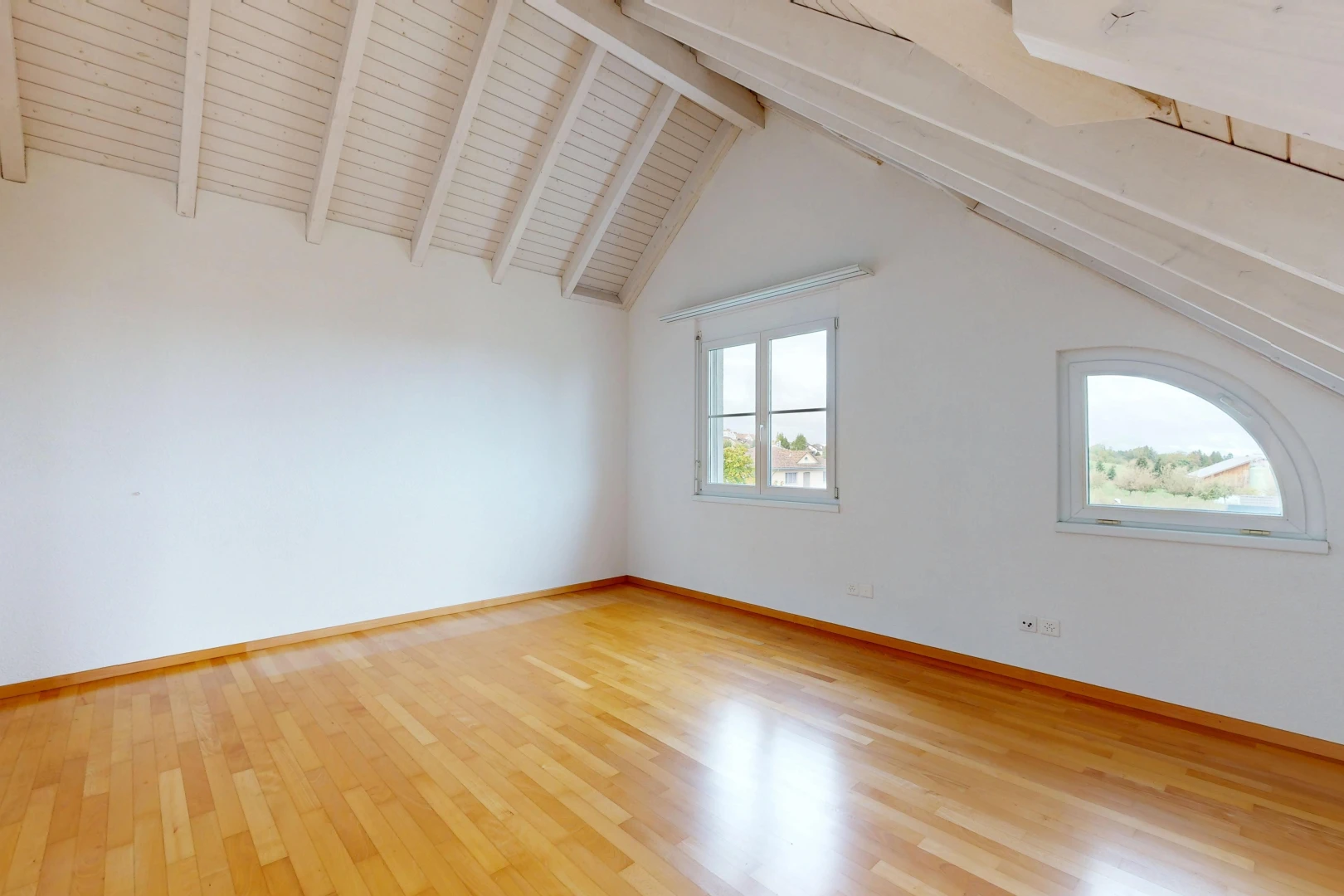 leerer raum mit dachschräge, vaulted ceiling, high end ceiling, gipskartonwand, und drywall