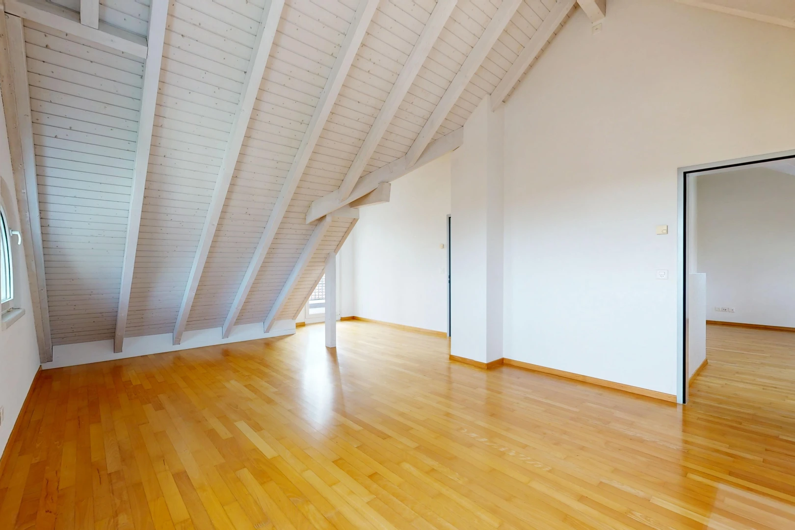 leerer raum mit high end ceiling, dachschräge, vaulted ceiling, balkendecke, und beamed ceiling