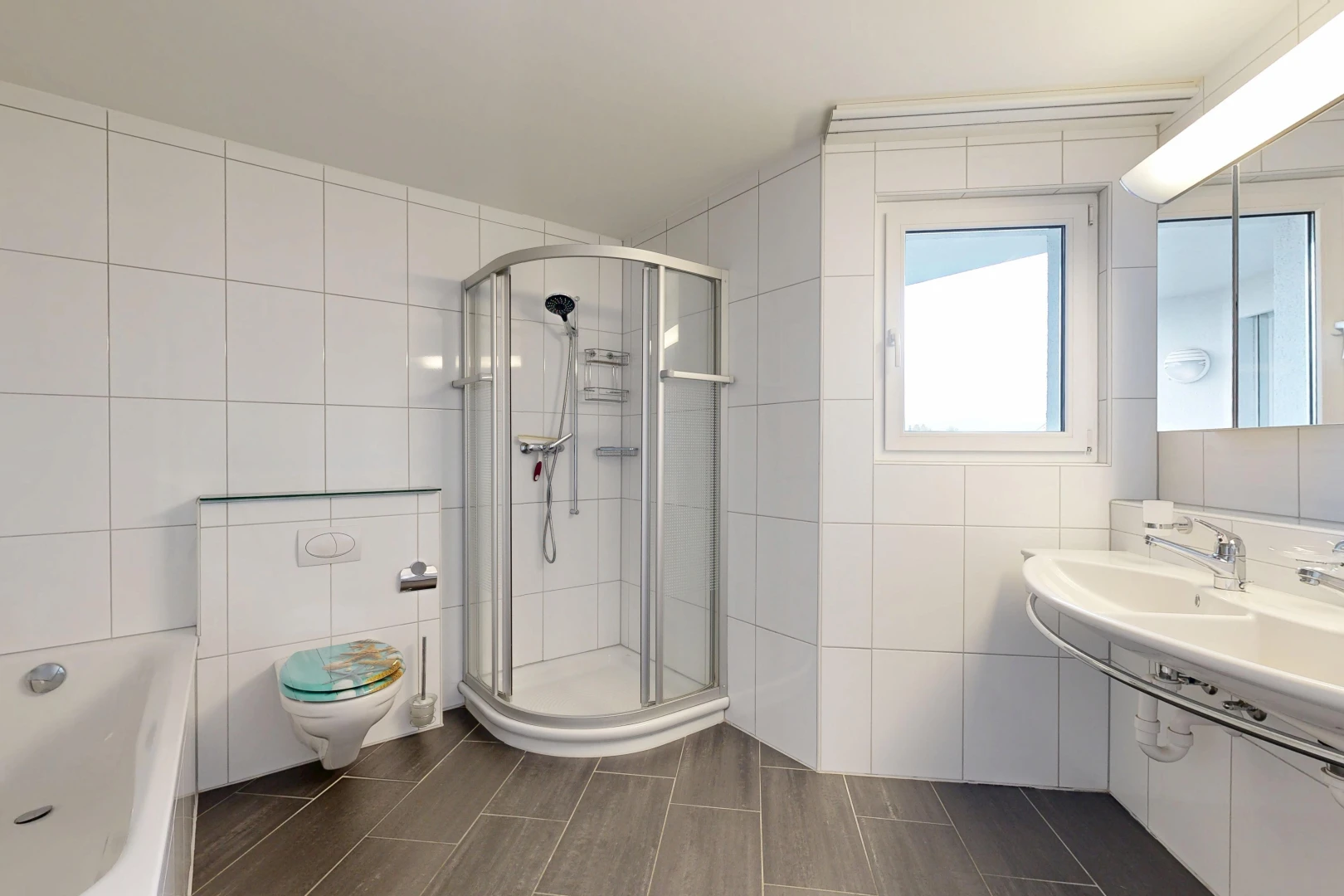 bad mit komplettes badezimmer, fliesenwand, tile wall, dusche, und spiegel