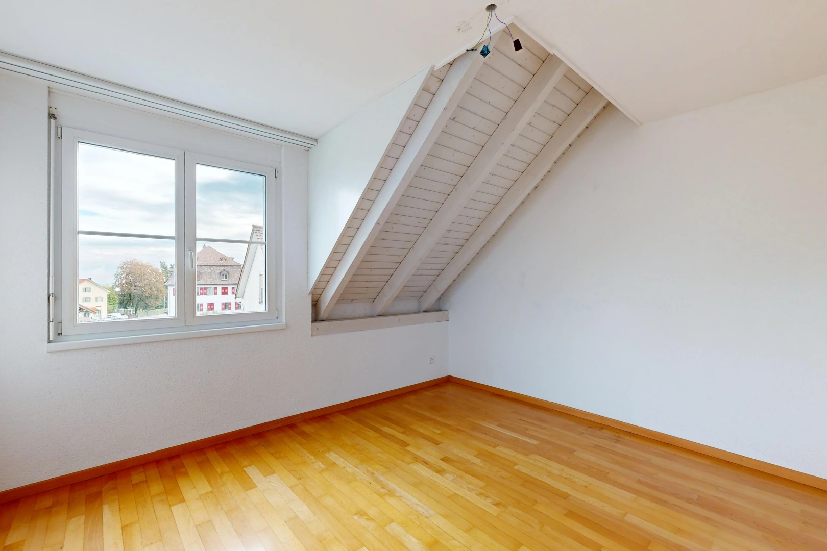leerer raum mit zusätzliches zimmer, gipskartonwand, drywall, sockelleisten, und baseboards wall
