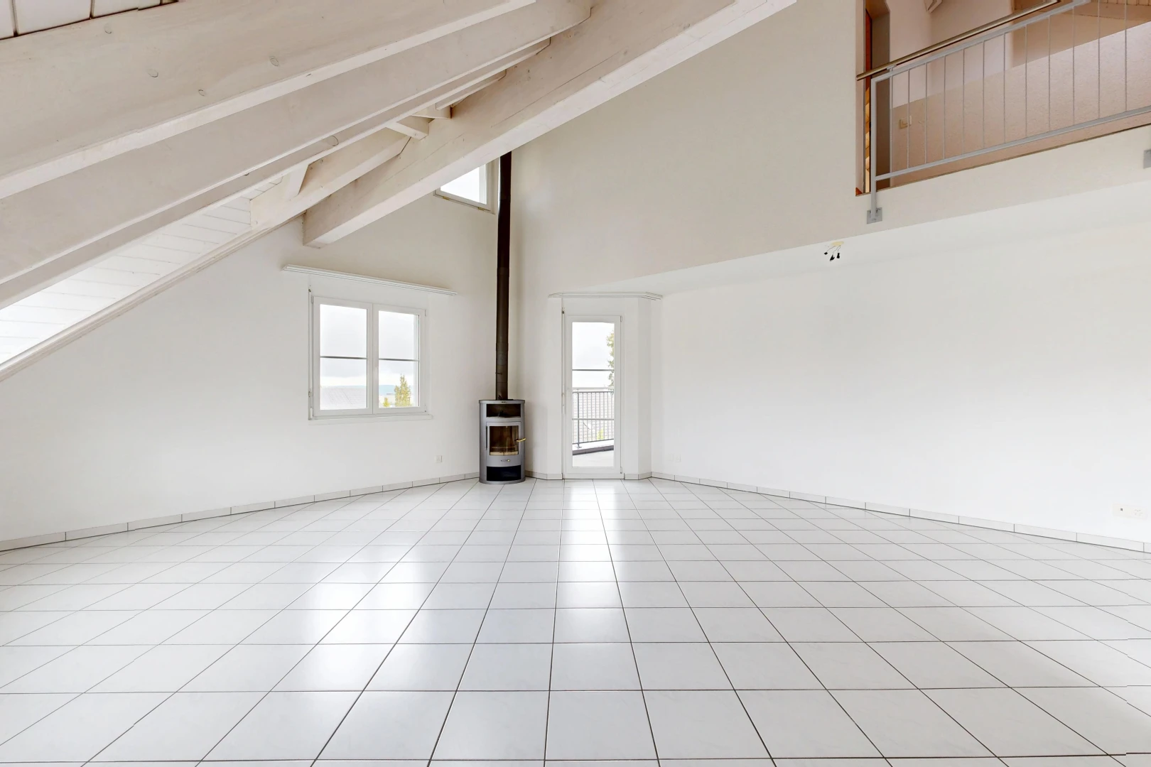 leerer raum mit holzofen, gipskartonwand, drywall, hohe decke, und high ceiling