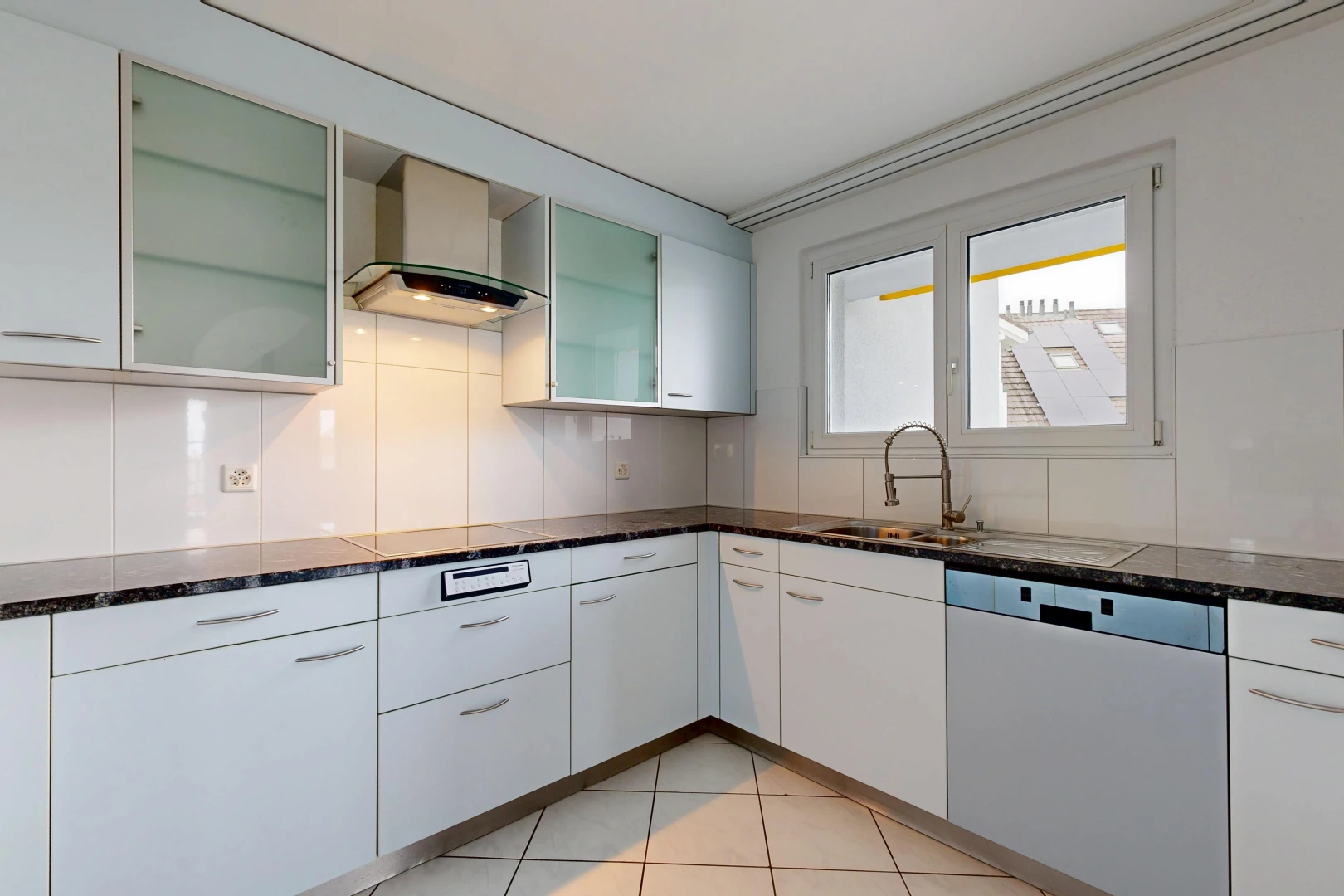 küche mit dark countertops, dunstabzugshaube, geschirrspülmaschine, light floor, und stein arbeitsplatten