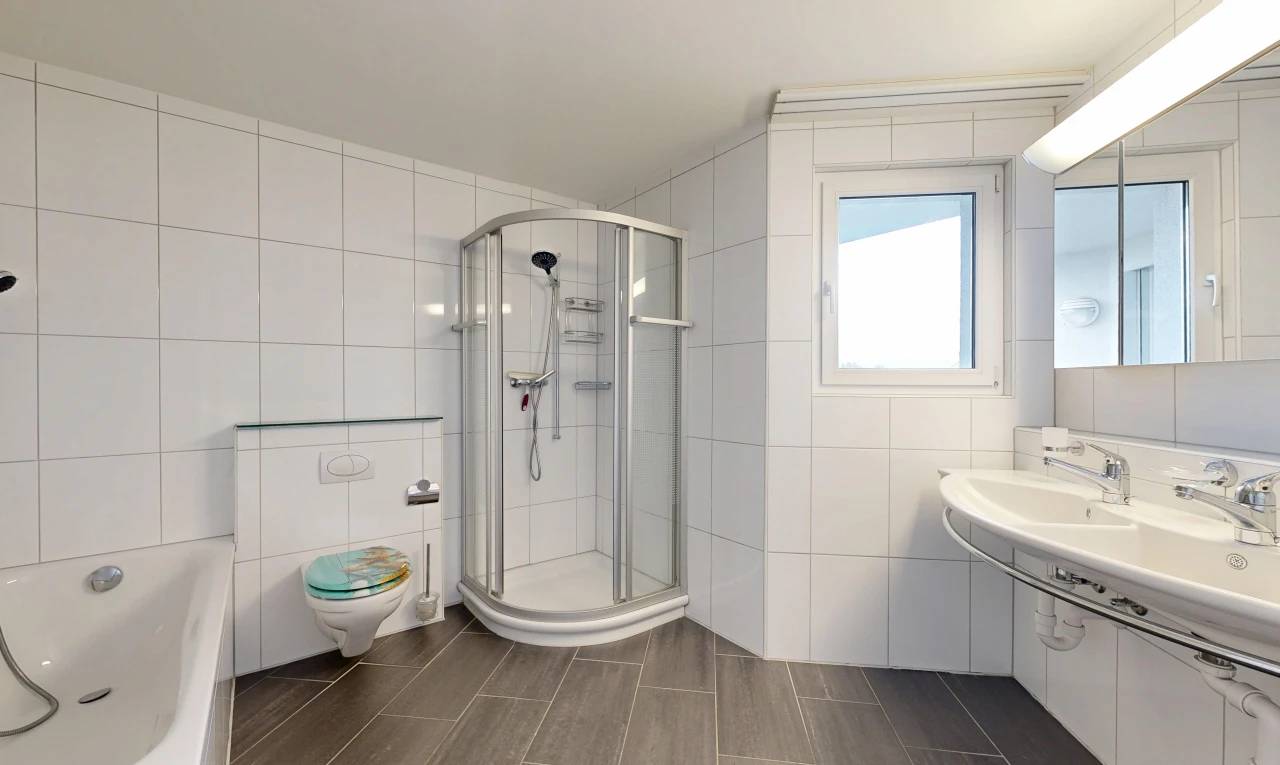 bad mit komplettes badezimmer, fliesenwand, tile wall, dusche, und spiegel