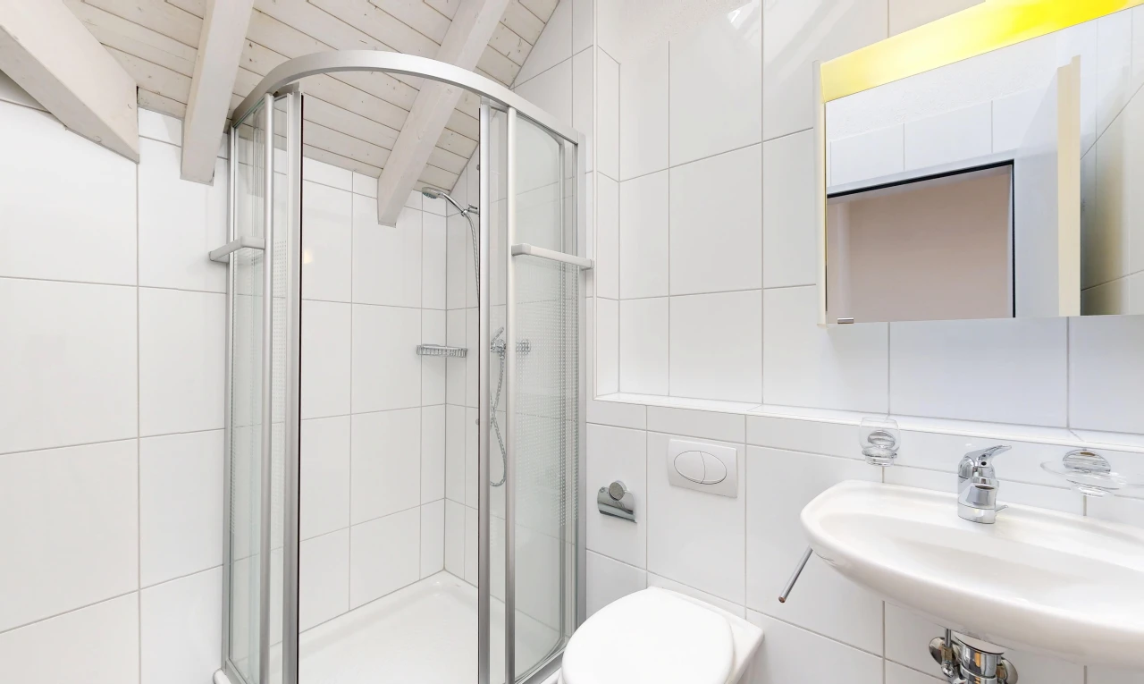 bad mit komplettes badezimmer, fliesenwand, tile wall, dusche, und waschbecken