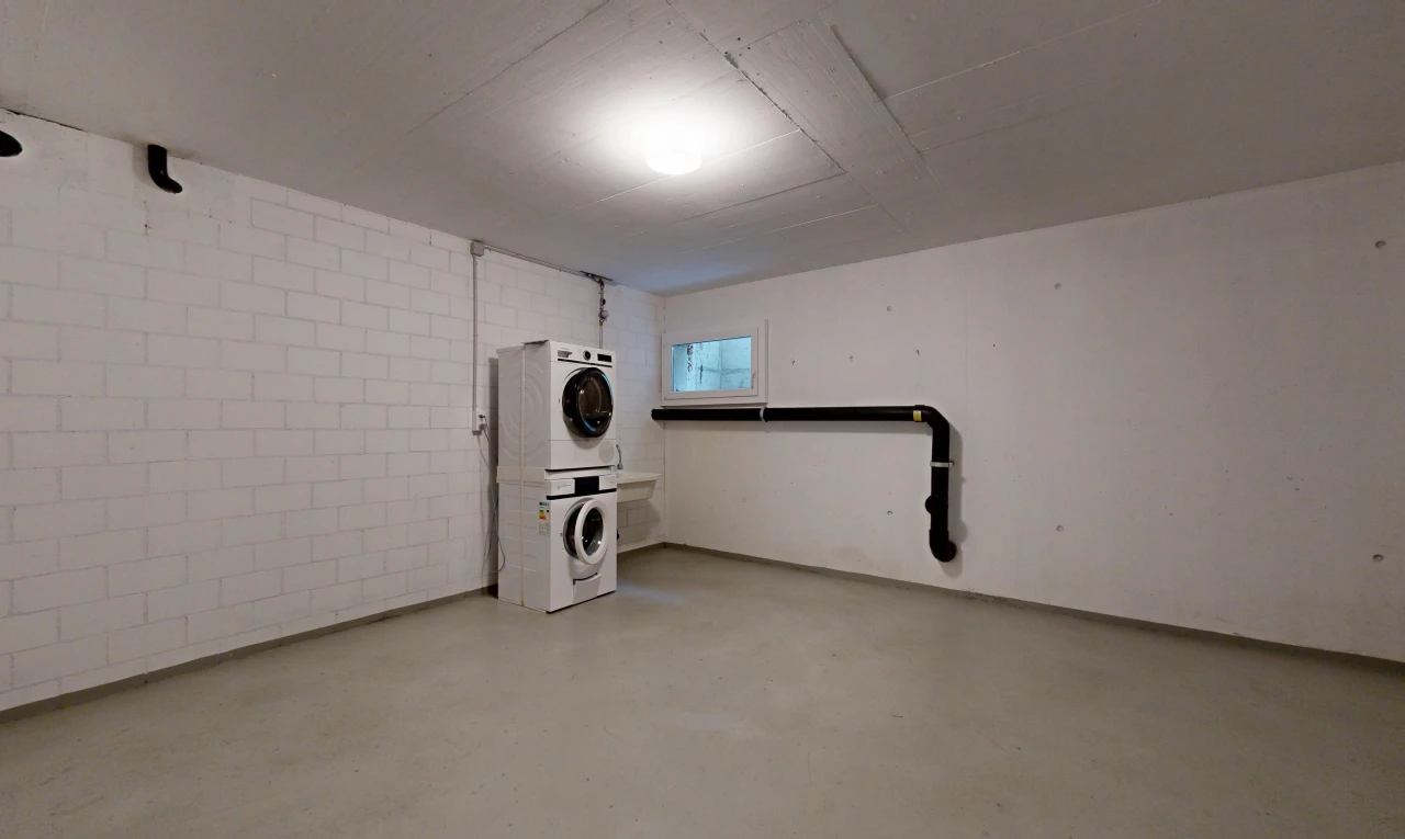 wäschekammer mit waschturm, natürliches licht, betonboden, concrete floor, und betonblockwand