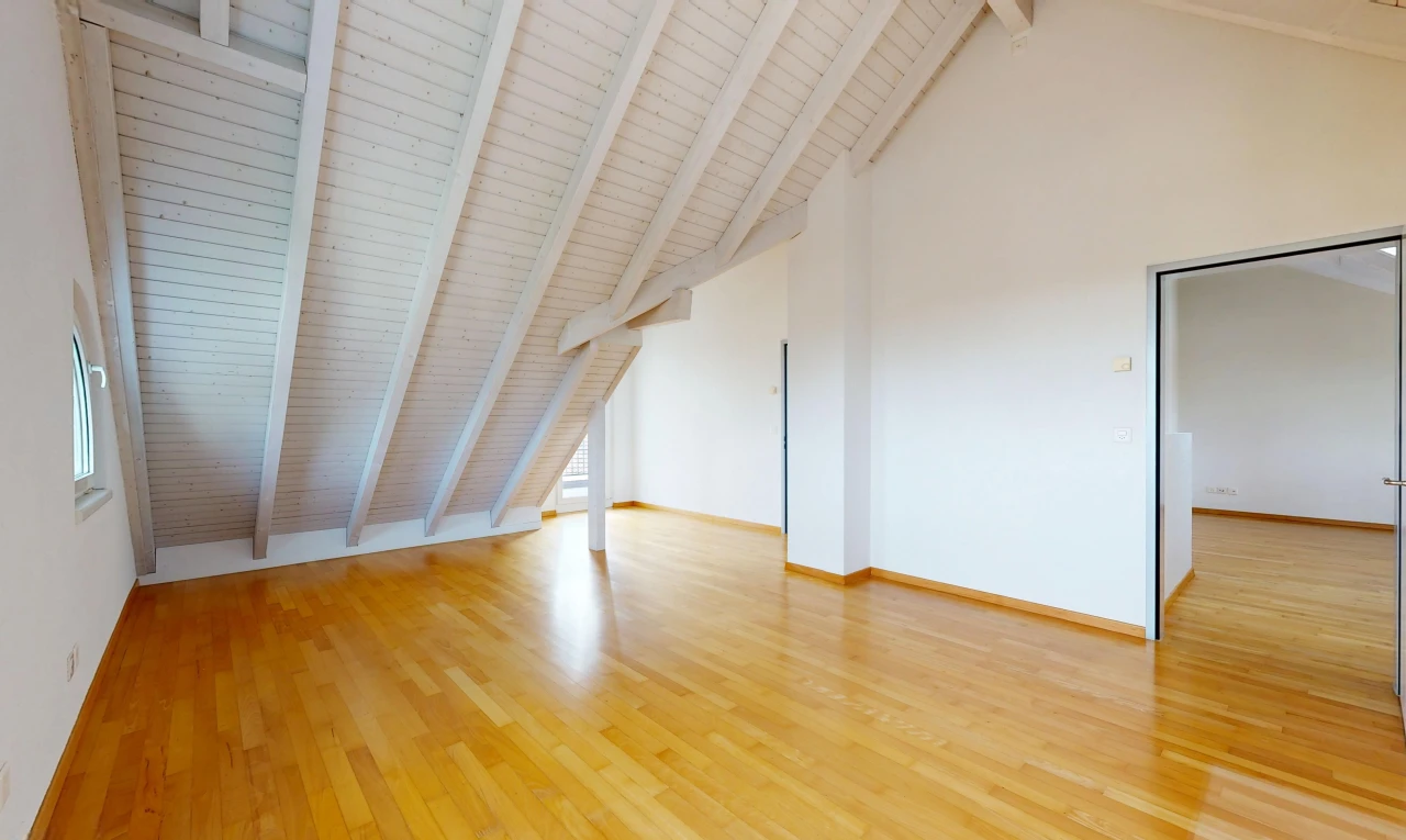 leerer raum mit high end ceiling, dachschräge, vaulted ceiling, balkendecke, und beamed ceiling