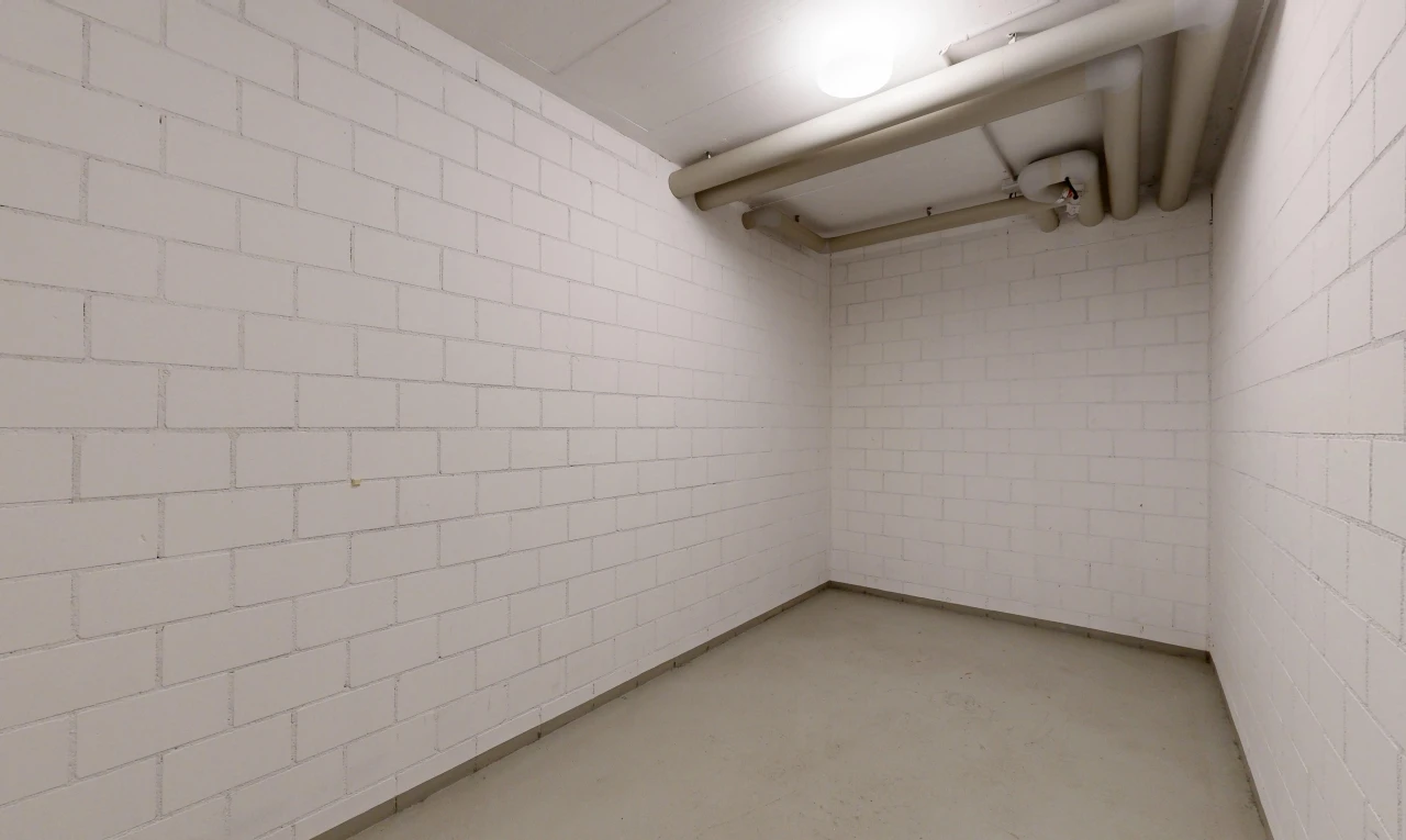 leerer raum mit betonboden, concrete floor, betonblockwand, concrete block wall, und inside property