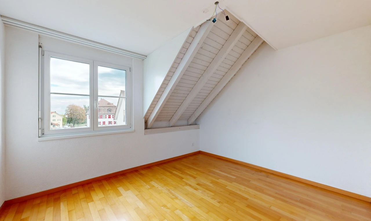 leerer raum mit zusätzliches zimmer, gipskartonwand, drywall, sockelleisten, und baseboards wall