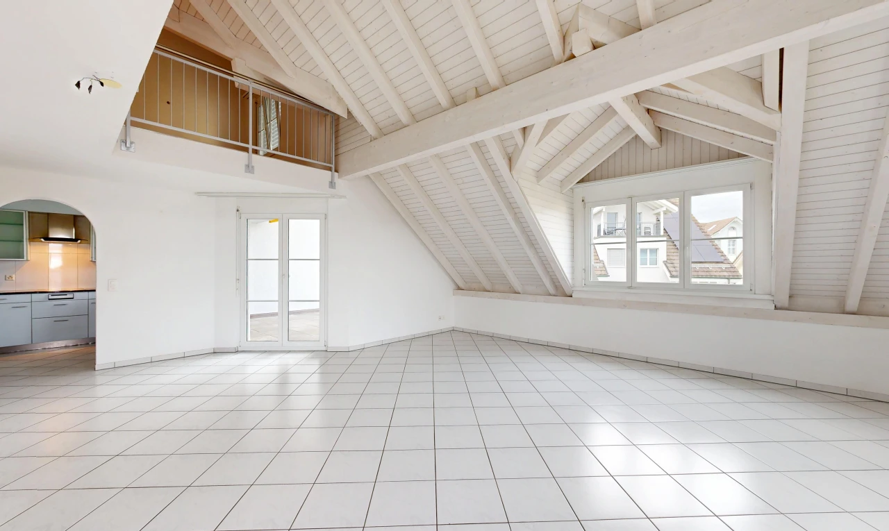 leerer raum mit dachschräge, vaulted ceiling, high end ceiling, balkendecke, und beamed ceiling