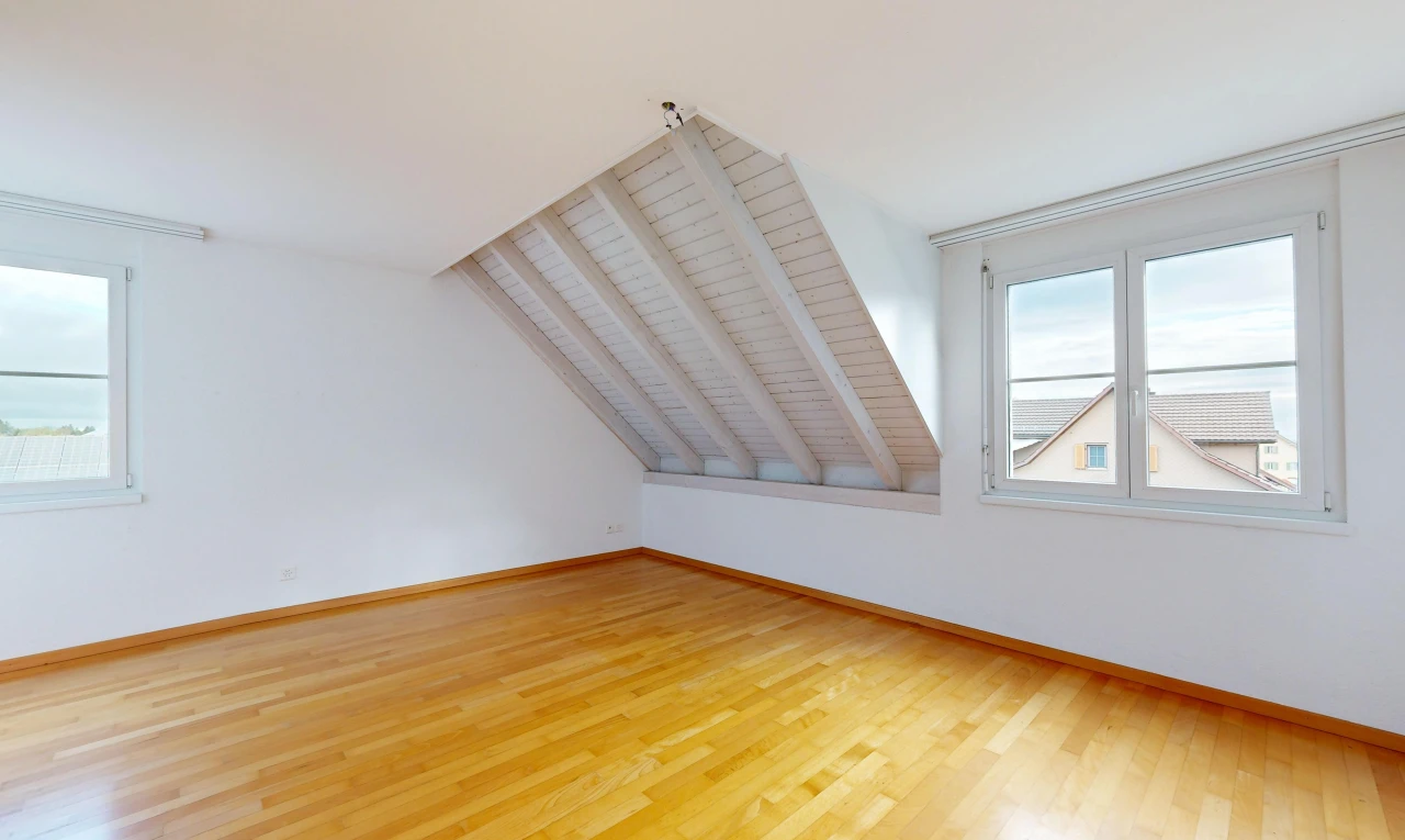 leerer raum mit gipskartonwand, drywall, zusätzliches zimmer, inside property, und holzfußboden