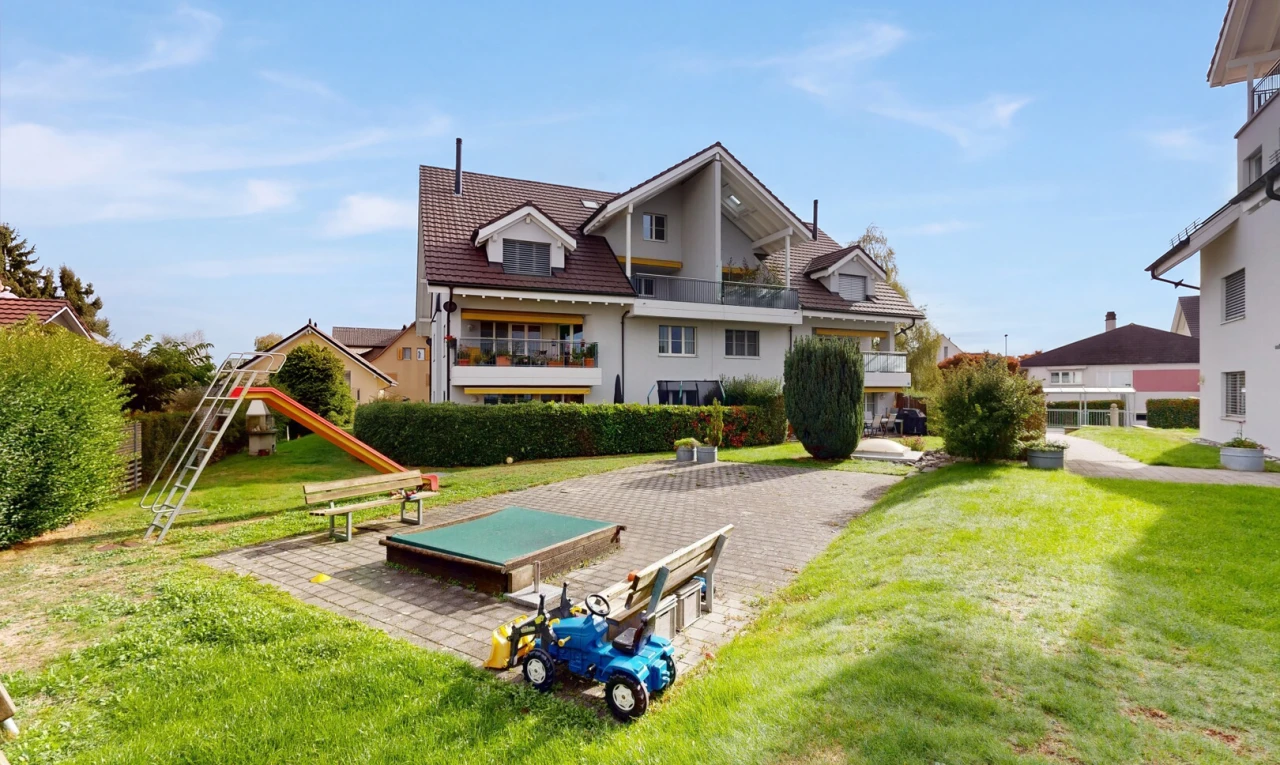außenansicht mit rasen, day time, und balkon