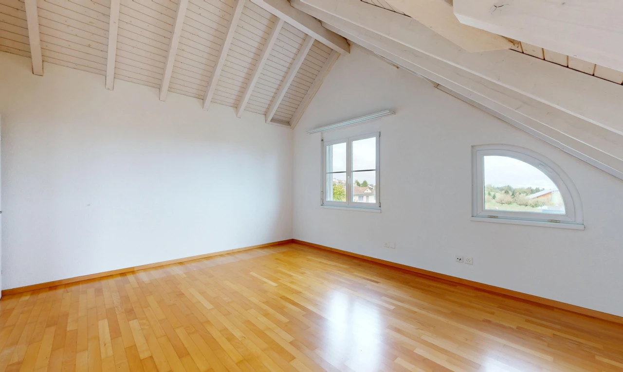 leerer raum mit dachschräge, vaulted ceiling, high end ceiling, gipskartonwand, und drywall