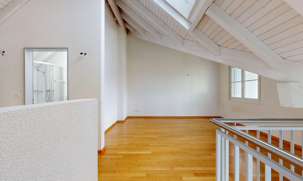 leerer raum mit dachfenster, dachschräge, vaulted ceiling, high end ceiling, und holzfußboden