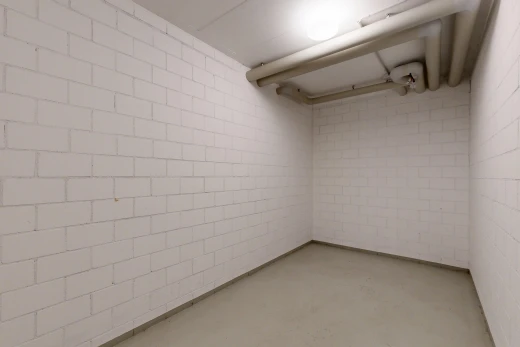 leerer raum mit betonboden, concrete floor, betonblockwand, concrete block wall, und inside property