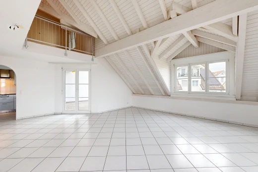 leerer raum mit dachschräge, vaulted ceiling, high end ceiling, balkendecke, und beamed ceiling