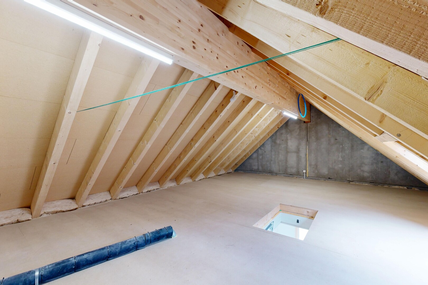 leerer raum mit niedrige decke, low ceiling, inside property, dachschräge, und vaulted ceiling