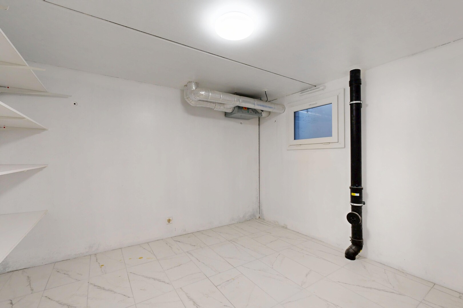 leerer raum mit inside property, keller, drywall, und gipskartonwand