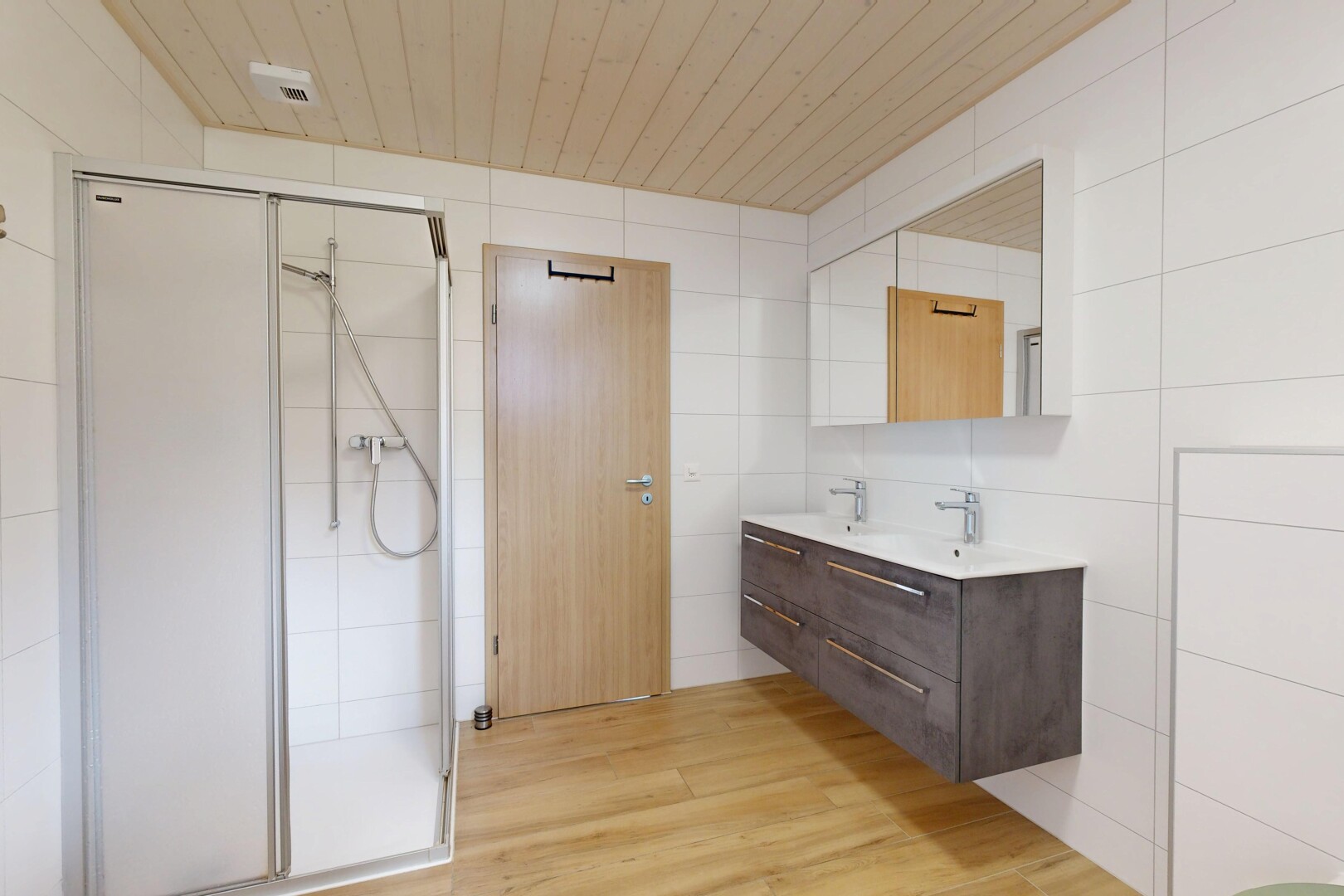 bad mit spiegel, holzfußboden, wood finish floor, komplettes badezimmer, und doppelwaschtisch