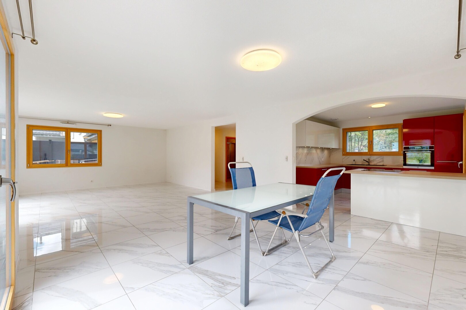 esszimmer mit natural light, natürliches licht, drywall, gipskartonwand, und inside property