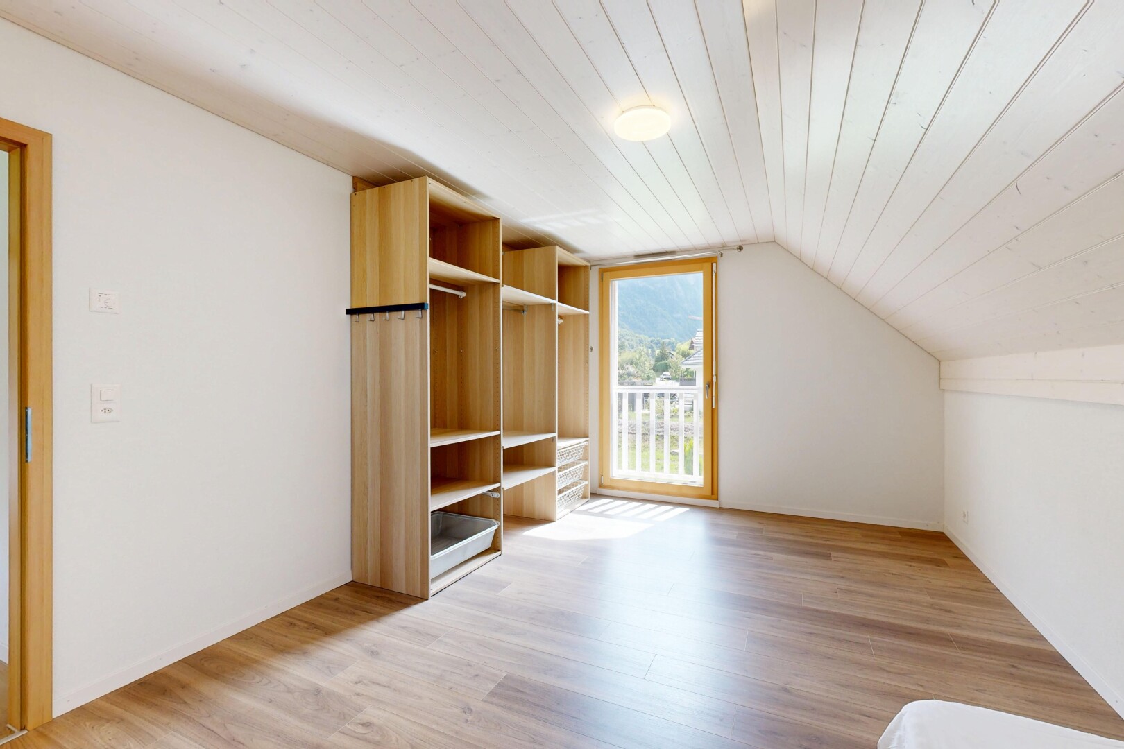 leerer raum mit natürliches licht, natural light, holzfußboden, wood finish floor, und gipskartonwand