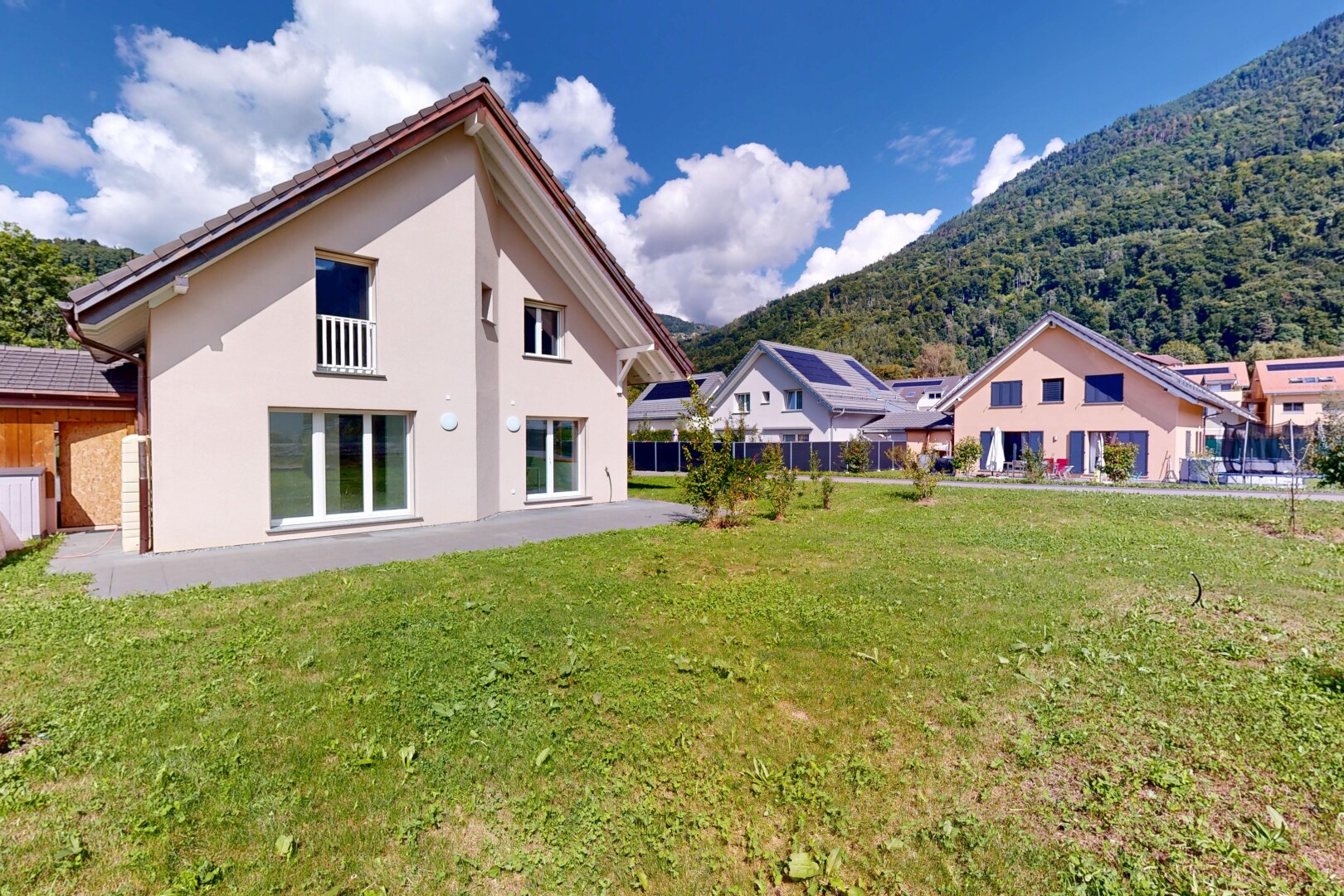 außenansicht mit stuckverkleidung, blick auf die berge, mountain view, day time, und rasen