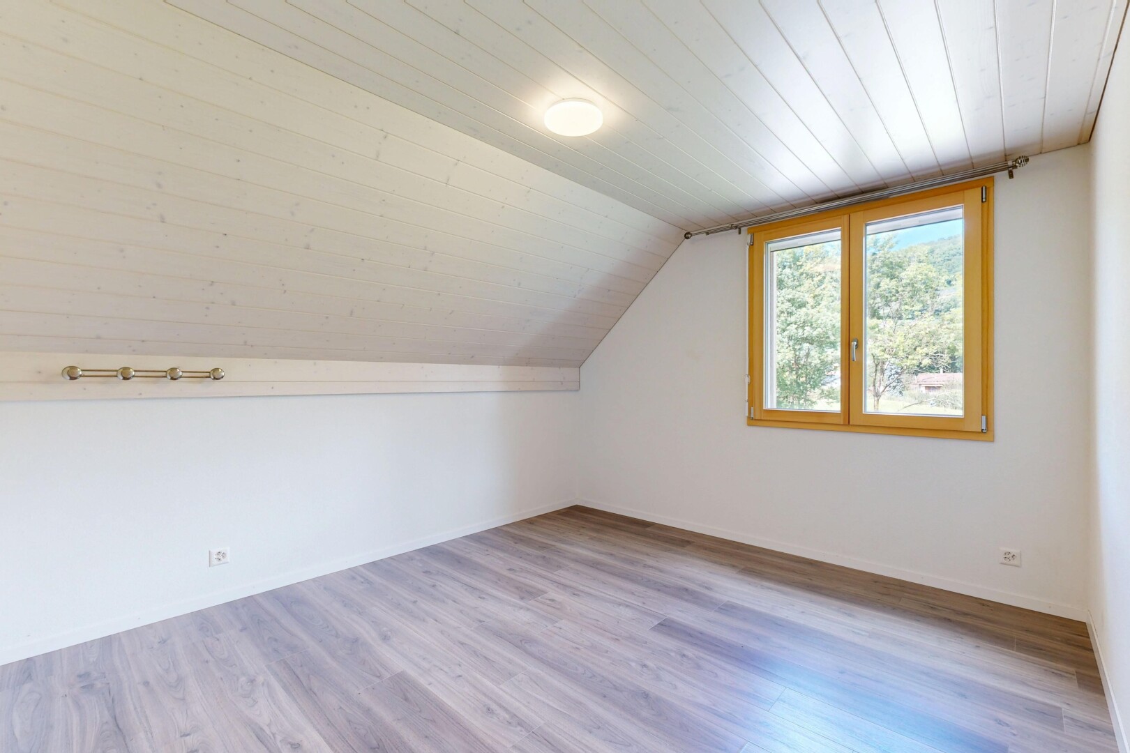 leerer raum mit holzfußboden, wood finish floor, natürliches licht, natural light, und inside property